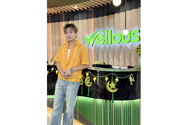 ENERGY 阿弟參訪 Wellous 馬來西亞總部，站在品牌招牌前