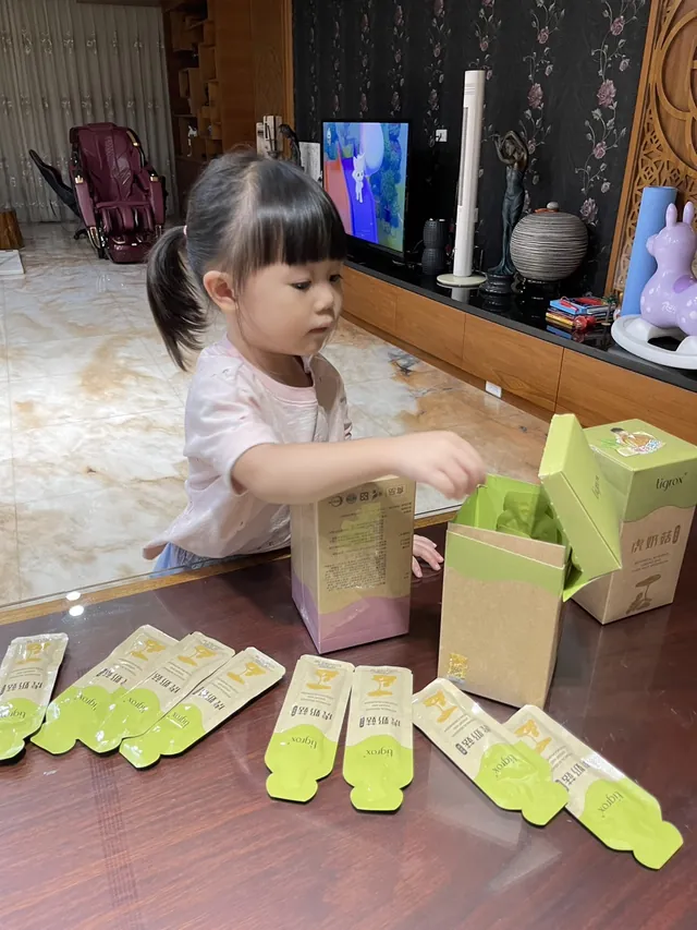 居家照片中，孩子與桌上的虎奶菇養氣飲