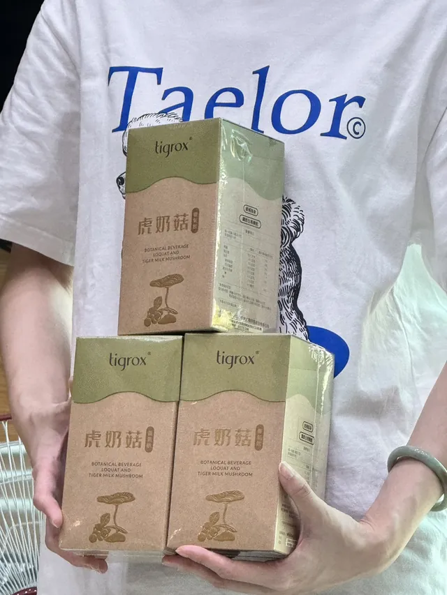 顧客手持三盒虎奶菇養氣飲的實拍照片