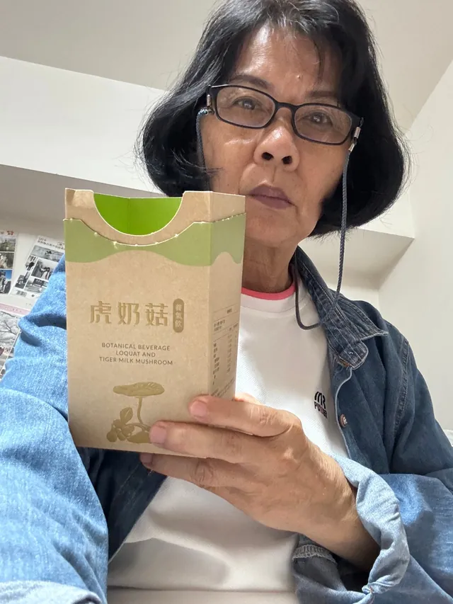 顧客手持虎奶菇養氣飲外盒的居家照片