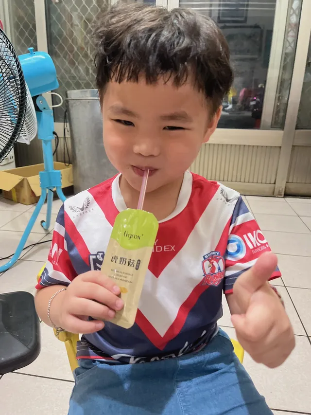 孩子以吸管飲用虎奶菇養氣飲的生活照片