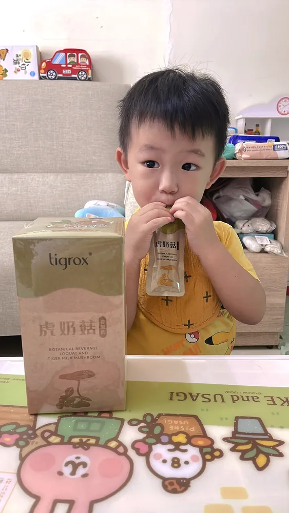 居家照片中，孩子拿著虎奶菇養氣飲即飲包